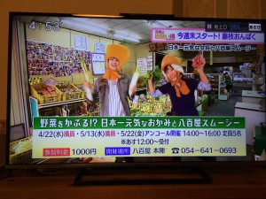 被り物で踊る2人