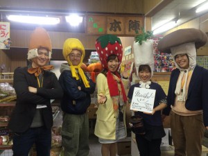 本陣名物の被り物で記念撮影