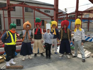 被り物で集合写真