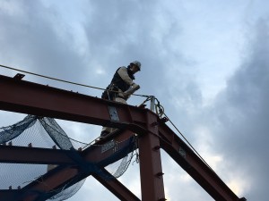 御神酒をかけているとび職