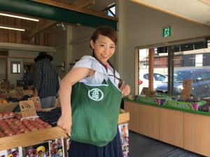 本陣のエコバッグを持ったながみかおりさん