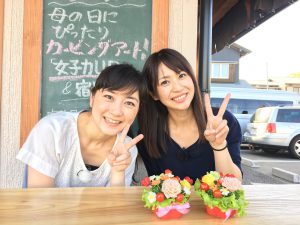 ベジタブルカービングに挑戦した広瀬さんと武内さん