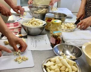 らっきょう漬けの作業風景