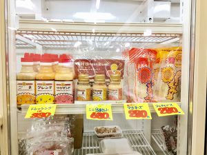 冷蔵庫に並べられているマヨネーズとドレッシング