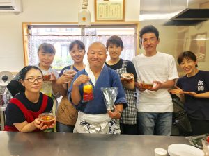 ラタトゥイユ作り教室参加者の集合写真