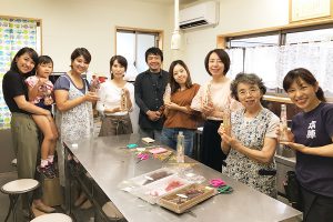 完成した作品を持って記念撮影